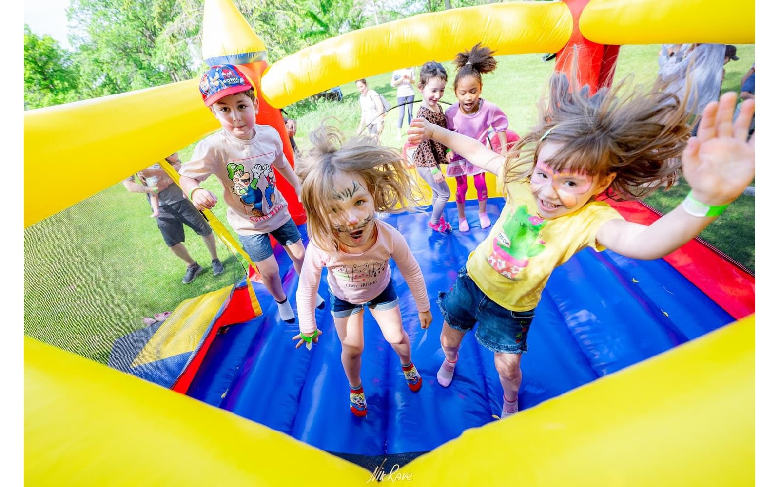 Inflatable Bouncy castles, Obstacle Courses, Waterslides, Facepainting, Popcorn / Cotton candy / Snow cone machines, party yard indoor and outdoor games rentals in Winnipeg Manitoba